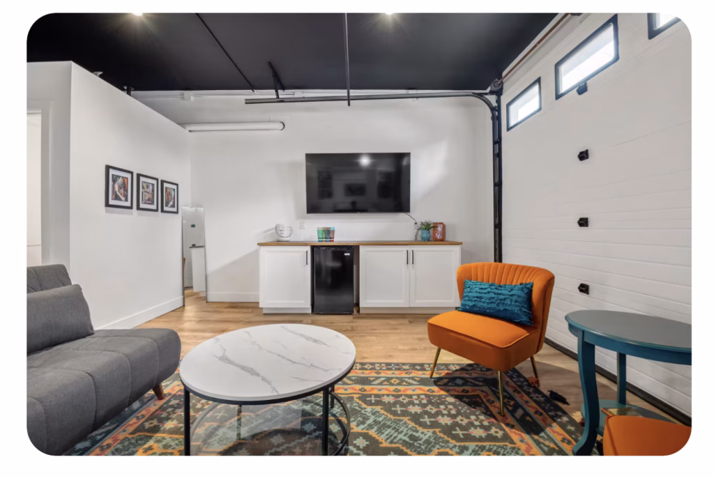 Games room with mini bar and mounted TV at Casa BnB